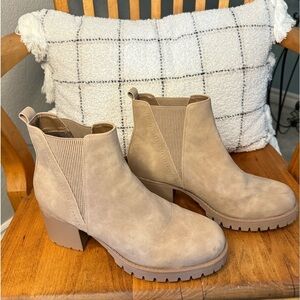 Mia Jody Boot Sz 8.5 Tan Chunky Heel Lug Bottom Stretch Panel Pull-On 90s Y2K